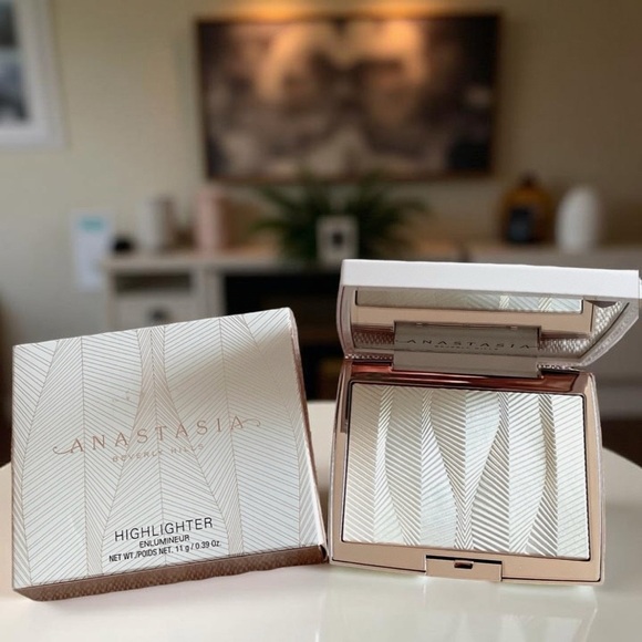 Anastasia Beverly Hills Other - Anastasia Beverly Hills “Iced Out” White Highlighter Radiant Glow - New in Box